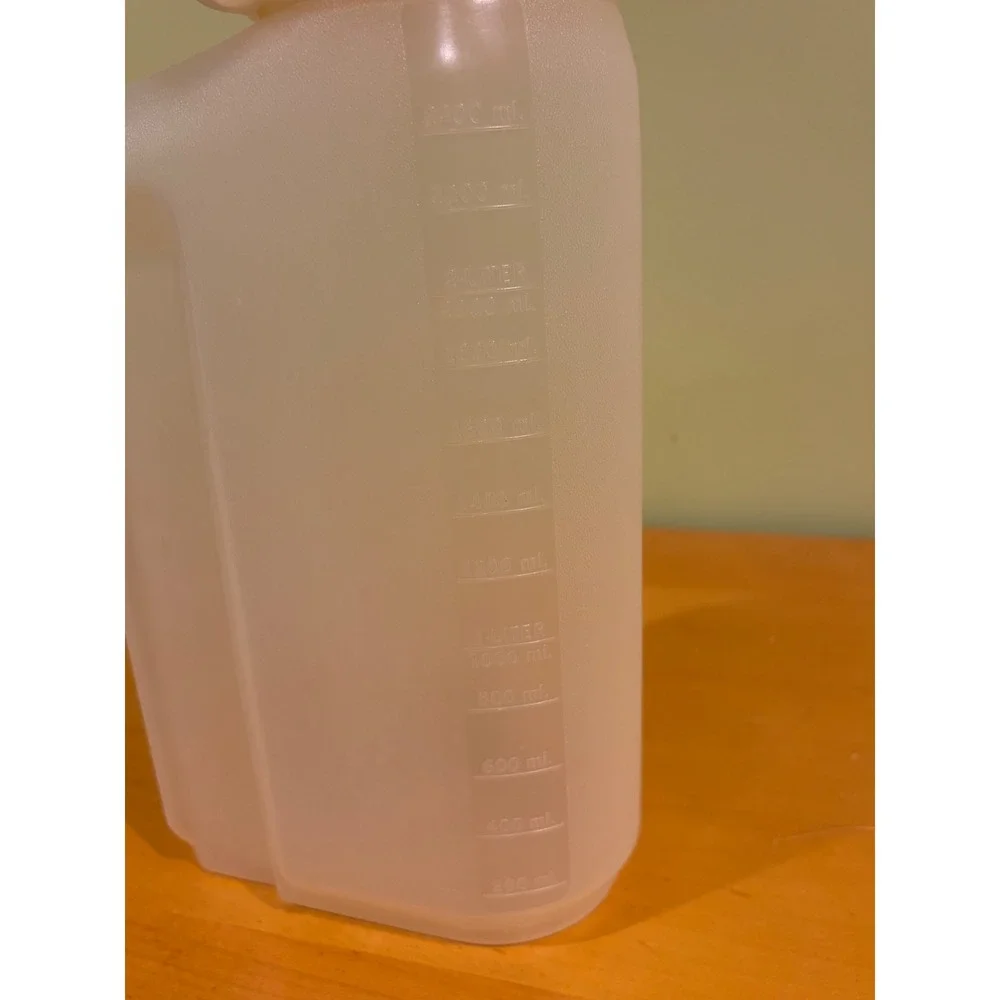 Rubbermaid vintage Servin Saver 2.75 Qt 2.4 L Pitcher Slim White Lid